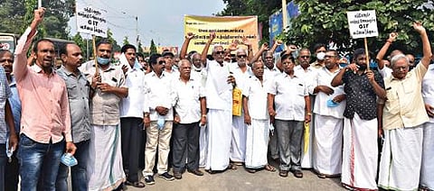 கைத்தறி ஜவுளிகளுக்கு ஜிஎஸ்டியை நீக்கக்கோரி சேலம் ஆட்சியர் அலுவலகம் முன்பு சேலம் ஜாரி கொண்டலாம்பட்டி கைத்தறி பட்டு ஜவுளி உற்பத்தியாளர்கள் சங்கத்தினர் நேற்று ஆர்ப்பாட்டத்தில் ஈடுபட்டனர். படம்: எஸ்.குரு பிரசாத்