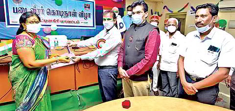 கிருஷ்ணகிரியில் கடந்த ஆண்டு கொடிநாள் நிதி வசூலில் இலக்கை எட்டிய மாவட்ட முதன்மை கல்வி அலுவலர் மகேஸ்வரிக்கு தமிழக அரசின் தலைமைச் செயலாளர் பாராட்டு சான்று மற்றும் பதக்கத்தை ஆட்சியர் ஜெயசந்திர பானு ரெட்டி வழங்கினார்.