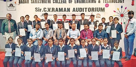 தேனி நாடார் சரஸ்வதி பொறியியல் மற்றும் தொழில்நுட்பக் கல்லூரியில் பணி நியமன ஆணை பெற்ற மாணவ, மாணவியர்.