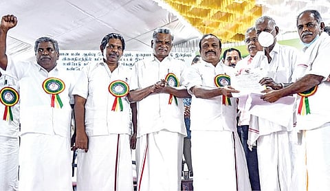 தமிழ்நாடு ஏஐடியுசி கட்டிட கட்டுமானத் தொழிலாளர் மாநில கோரிக்கை மாநாடு சென்னை ராயப்பேட்டை ஒய்எம்சிஏதிடலில் நேற்று நடைபெற்றது. இதில் தொழிலாளர் நலன் மற்றும் திறன் மேம்பாட்டுத் துறை அமைச்சர் சி.வெ.கணேசன் சிறப்பு விருந்தினராக கலந்து கொண்டார். இந்திய கம்யூனிஸ்ட் கட்சி மூத்த தலைவர் ஆர்.நல்லகண்ணு, இந்திய கம்யூனிஸ்ட் கட்சி மாநிலச் செயலாளர் இரா.முத்தரசன் உள்ளிட்டோர் பங்கேற்றனர்.படம்: பு.க.பிரவீன்