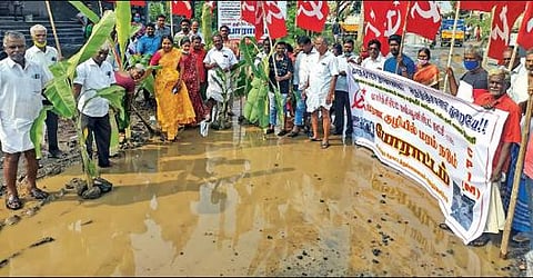 சிதிலமடைந்த சாலையில் மரக்கன்றுகள் நடும் போராட்டம் :