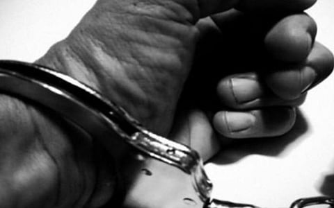 உத்தரபிரதேசத்தில் உணவில் போதை மருந்து கலந்து 10-ம் வகுப்பு மாணவிகளுக்கு பாலியல் கொடுமை: போக்சோ வழக்கில் பள்ளி முதல்வர் கைது