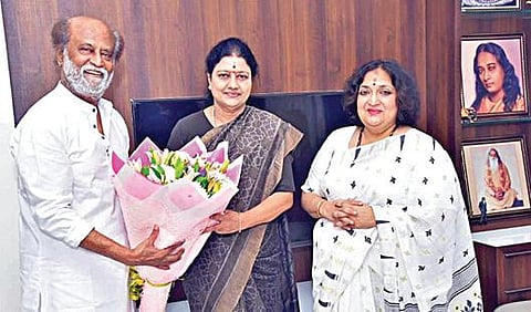 சென்னை போயஸ் தோட்டத்தில் உள்ள நடிகர் ரஜினிகாந்த் இல்லத்துக்கு நேற்று வந்த சசிகலா, ரஜினியின் உடல் நலம் குறித்து விசாரித்ததோடு, தாதா சாகேப் பால்கே விருது பெற்றதற்கும் வாழ்த்து தெரிவித்தார். உடன் ரஜினிகாந்தின் மனைவி லதா ரஜினிகாந்த்.