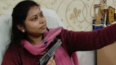 திரிணமூல் காங்கிரஸ் நிர்வாகி துப்பாக்கியுடன் போஸ் கொடுக்கும் காட்சி | படம்: ட்விட்டர்