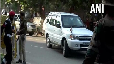 டெல்லியில் உள்ள முப்படை தளபதி இல்லத்திற்கு பாதுகாப்புத் துறை அமைச்சர் வருகை | படம்: ஏஎன்ஐ