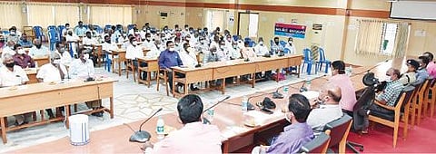 திருவண்ணாமலையில் ஆட்சியர் பா.முருகேஷ் தலைமையில் முன்னாள் படைவீரர்கள் சிறப்பு குறைதீர்வு கூட்டம் நடைபெற்றது.