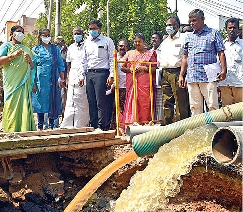 தூத்துக்குடி பிரையண்ட் நகர் பகுதியில் ராட்சத மோட்டார் மூலம் மழைநீரை வெளியேற்றும் பணியை அமைச்சர் பெ.கீதாஜீவன் ஆய்வு செய்தார். உடன் மாவட்ட ஆட்சியர் கி.செந்தில் ராஜ், மாநகராட்சி ஆணையர் தி.சாரு. 			 படம்: என்.ராஜேஷ்
