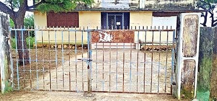 திருநெல்வேலி மாவட்டம் பழவூர் அருகே சங்கனாபுரத்தில் பாழடைந்துள்ள கால்நடை மருத்துவமனை.