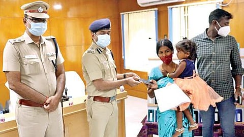 தூத்துக்குடியில் போலீஸாரால் மீட்கப்பட்ட செல்போன்களை அவற்றின் உரிமையாளர்களிடம் டிஐஜி பிரவீன் குமார் அபிநபு ஒப்படைத்தார். உடன் எஸ்பி எஸ்.ஜெயக்குமார். 			 படம்: என்.ராஜேஷ்