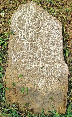 சூளகிரி அருகே உள்ள சின்னகானப் பள்ளி கிராமத்தில் கண்டறியப்பட்டுள்ள 300 ஆண்டு பழமையான  கல்வெட்டு.