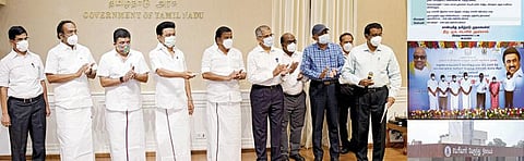 நகராட்சி நிர்வாகம் மற்றும் குடிநீர் வழங்கல் துறை சார்பில் ரூ.533 கோடி மதிப்பிலான கட்டிடங்களை சென்னை தலைமைச் செயலகத்தில் இருந்து காணொலிக் காட்சி மூலம் நேற்று திறந்துவைத்தார் முதல்வர் மு.க.ஸ்டாலின். உடன், அமைச்சர்கள் கே.என்.நேரு, தங்கம் தென்னரசு,  பழனிவேல் தியாகராஜன், தலைமைச் செயலர் வெ.இறையன்பு உள்ளிட்டோர்.