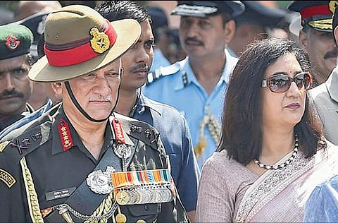 மனைவி மதுலிகா ராவத்துடன் பிபின் ராவத்.(கோப்புப் படம்)