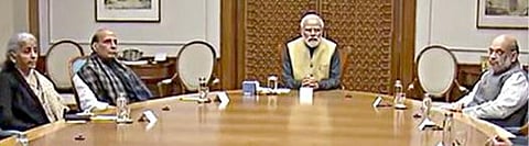 ராணுவ ஹெலிகாப்டர் விபத்துள்ளான நிலையில் டெல்லியில் நேற்று மத்திய அமைச்சர்கள் அமித் ஷா, நிர்மலா சீதாராமன், ராஜ்நாத் சிங் உள்ளிட்டோருடன் பிரதமர் மோடி அவசர ஆலோசனை நடத்தினார்.