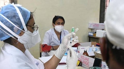 கோவிட்-19 தடுப்பூசி எண்ணிக்கை: 130 கோடியைக் கடந்தது