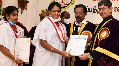 அரசின் இருமொழிக் கொள்கைக்கு ஆளுநர் ஆதரவு அளிக்க வேண்டும்: பட்டமளிப்பு விழாவில் அமைச்சர் க.பொன்முடி பேச்சு