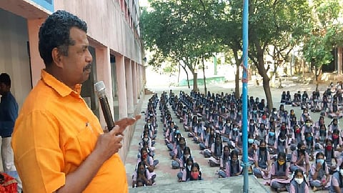 புதுக்கோட்டை மாவட்டம் செரியலூர் அரசு நடுநிலைப் பள்ளியில் என்என்எம்எஸ் தேர்வுக்கு புத்தகம் பெற்றுக்கொண்ட மாணவர்களுடன் மாவட்ட முதன்மைக் கல்வி அலுவலர் சாமி.சத்தியமூர்த்தி உள்ளிட்டோர்.