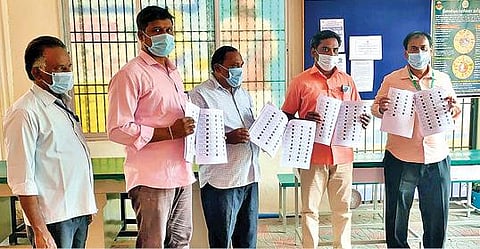 போளூர் பேரூராட்சியில் நகர்புற உள்ளாட்சி தேர்தலுக்கான வாக்காளர் பட்டியலை செயல் அலுவலர் முகமது ரிஸ்வான் வெளியிட்டார்.