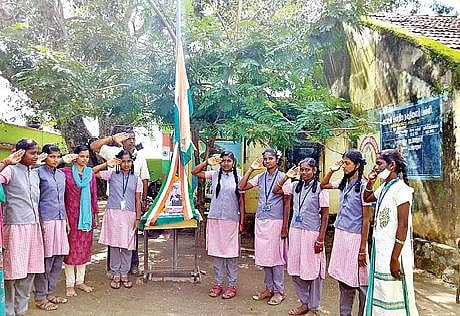 மறைந்த முப்படை தலைமை தளபதி பிபின் ராவத் உள்ளிட்டவர்களுக்கு திருவண்ணாமலையில் விஷ்வ இந்து பரிஷத் சார்பில் அஞ்சலி செலுத்தப்பட்டது. அடுத்த படம்: ஆரணி அடுத்த பையூர் ஊராட்சி ஒன்றிய தொடக்க பள்ளியில் அஞ்சலி செலுத்திய மாணவர்கள். கடைசிப்படம்: செங்கம் அடுத்த மேல்வணக்கம்பாடி ஊராட்சி ஒன்றிய நடுநிலை பள்ளியில் வீர வணக்கம் செலுத்தப்பட்டது.