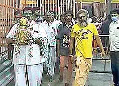 அண்ணாமலையார் கோயி லில் நடைபெற்ற பிராயசித்த பூஜையை தொடர்ந்து புனித நீர் நிரப்பப்பட்ட கலசம், அண்ணாமலை உச்சிக்கு கொண்டு செல்லப்பட்டது.