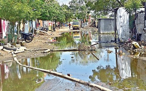 தூத்துக்குடி டிஎம்பி காலனி 5-வது தெருவில் மழைநீருடன், கழிவுநீரும் கலந்து பெரும் சுகாதார சீர்கேடாக மாறியுள்ளது.      படம்: என்.ராஜேஷ்