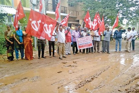 பாளையங்கோட்டை ராஜேந்திரா நகர் 6-வது தெருவில் 2 ஆண்டுகளாக சரி செய்யப்படாத குடிநீர் குழாய் உடைப்பு மற்றும் பழுதடைந்த சாலையை சீரமைக்க வலியுறுத்தி மார்க்சிஸ்ட் கம்யூனிஸ்ட் கட்சி சார்பில் ஆர்ப்பாட்டம் நடைபெற்றது. படம்: மு.லெட்சுமி அருண்.