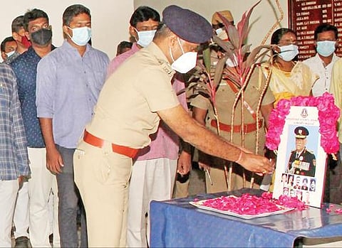 திருநெல்வேலி மாவட்ட காவல்துறை கண்காணிப்பாளர் அலுவலகத்தில் முப்படை தளபதியின் உருவப்படத்துக்கு மாவட்ட காவல் கண்காணிப்பாளர் ப.சரவணன் மலர்தூவி அஞ்சலி செலுத்தினார்.(வலது)  இந்துமுன்னணி சார்பில், திருநெல்வேலி நெல்லையப்பர் கோயில் வாசலில் அஞ்சலி செலுத்தப்பட்டது.படம்: மு.லெட்சுமி அருண்.