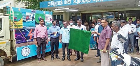 மின்சார வாகனங்கள் பயன்பாட்டை ஊக்குவிக்கும் வகையில், திருநெல்வேலியில் விழிப்புணர்வு பிரச்சாரத்தை, மரபு சாரா எரிசக்தி வட்ட மேற்பார்வை மின் பொறியாளர் பி. செல்வராஜ் தொடங்கி வைத்தார்.