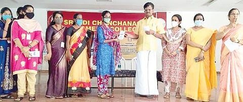 கம்பம்  ஆதிசுஞ்சனகிரி மகளிர் கல்லூரியில் நடந்த கருத்தரங்கில் மாணவிகளிடம் விழிப்புணர்வு துண்டுப்பிரசுரங்களை வழங்கிய கல்லூரிச் செயலர் கம்பம் என்.ராமகிருஷ்ணன்.