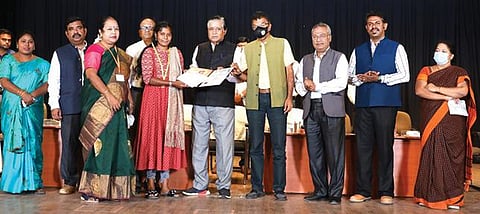 பெரியார் பல்கலைக்கழகத் தரவரிசையில் இடம்பெற்ற சேலம் சோனா கலை மற்றும் அறிவியல் கல்லூரி மாணவ, மாணவிகளுக்கு கல்லூரி நிர்வாகிகள் பரிசு வழங்கி பாராட்டினர்.