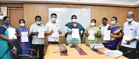 தருமபுரி ஆட்சியர் அலுவலகத்தில் ஆட்சியர் திவ்யதர்சினி இறுதி வாக்காளர் பட்டியலை வெளியிட்டார்.