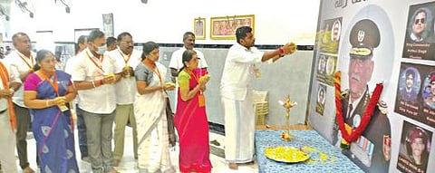 ஹெலிகாப்டர் விபத்தில் மரணம் அடைந்த முப்படைகளின் தளபதி பிபின்ராவத் மற்றும் ராணுவ வீரர்களின்புகைப்படத்துக்கு கோபியில் பாஜக மாநில தலைவர் கே.அண்ணாமலை அஞ்சலி செலுத்தினார்.