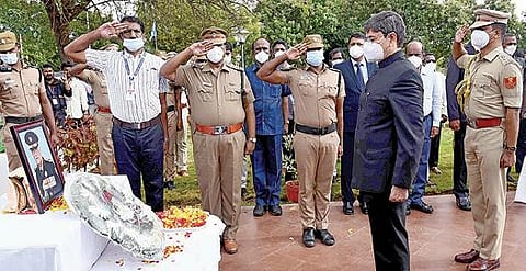 திருச்சி பாரதிதாசன் பல்கலைக்கழகத்தில் வைக்கப்பட்டிருந்த, மறைந்த முப்படைகளின் தலைமைத் தளபதி பிபின் ராவத் உருவப்படத்துக்கு மலர் வளையம் வைத்து அஞ்சலி செலுத்துகிறார் ஆளுநர் ஆர்.என்.ரவி.  படம்: ஜி.ஞானவேல்முருகன்