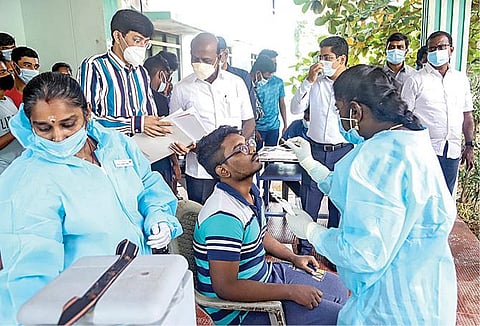 சென்னை அண்ணா பல்கலை. விடுதியில் உள்ள மாணவர்களுக்கு நேற்று கரோனா பரிசோதனைசெய்யப்படுவதை சுகாதாரத் துறை அமைச்சர் மா.சுப்பிரமணியன் பார்வையிட்டார். துறை செயலர் ஜெ.ராதாகிருஷ்ணன் மற்றும் அதிகாரிகள் உடன் இருந்தனர்.படம்: பு.க.பிரவீன்