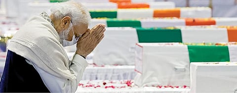 ஹெலிகாப்டர் விபத்து நடந்த இடத்தில் இருந்து மீட்கப்பட்ட கருப்பு பெட்டியை எடுத்துச் செல்லும் விமானப்படை அதிகாரி.