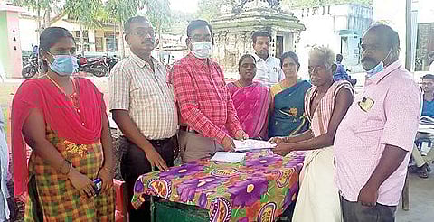 அரசம்பட்டு கிராமத்தில் நடைபெற்ற முகாமில் பட்டா மாறுதல் கேட்டு வட்டாட்சியர் கோவிந்தராஜனிடம் மனு அளித்த விவசாயி.