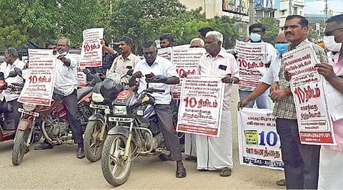 தூத்துக்குடி சிதம்பரநகர் பேருந்து நிறுத்தம் அருகே சாலையில் வாகனங்களை நிறுத்தி போராட்டத்தில் ஈடுபட்ட மார்க்சிஸ்ட் கம்யூனிஸ்ட் கட்சியின் பல்வேறு அமைப்புகளை சேர்ந்தவர்கள்.  படம்: என்.ராஜேஷ்