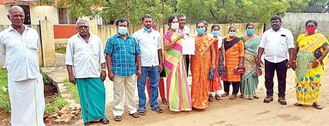 தூத்துக்குடி மாவட்ட ஆட்சியர் அலுவலக வளாகத்தில் உள்ள சமூக நலத்துறை அலுவலகத்துக்கு மனு அளிக்க வந்த ஸ்டெர்லைட் ஆதரவு கூட்டமைப்பினர்.