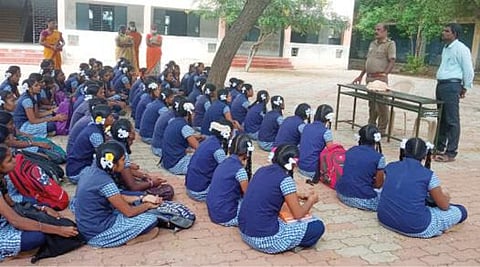 கூடங்குளம் அரசு மேல்நிலைப்பள்ளியில் போக்ஸோ சட்டம் குறித்து காவல்துறையினர் விழிப்புணர்வு ஏற்படுத்தினர்.