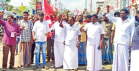 பெட்ரோல், டீசல் விலையைக் குறைக்க வலியுறுத்தி புதுக்கோட்டை புதிய பேருந்து நிலையம் அருகே சிஐடியு சார்பில் நேற்று நடைபெற்ற வாகன நிறுத்தப் போராட்டத்தில் பங்கேற்ற எம்எல்ஏ எம்.சின்னதுரை உள்ளிட்டோர்.