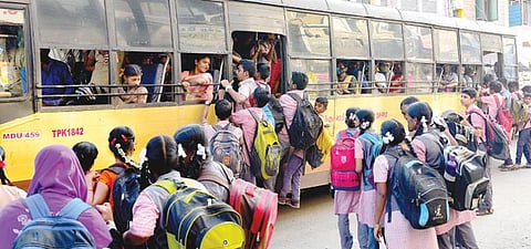 மதுரை தெற்குவாசலில் அரசுப் பேருந்தின் படிக்கட்டுகளில் தொங்கியவாறு பயணம் செய்யும் பள்ளி மாணவர்கள். படம்: எஸ்.கிருஷ்ணமூர்த்தி