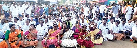 காளையார்கோவிலில் ஆஞ்சநேயர் கோயில் அகற்றப்பட்டதைக் கண்டித்து சாலை மறியலில் ஈடுபட்ட பாஜகவினர்.