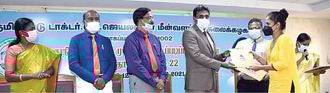 திருவள்ளூர் மாவட்டம், பொன்னேரி டாக்டர் எம்.ஜி.ஆர். மீன்வளக் கல்லூரி மற்றும் ஆராய்ச்சி நிலையத்தில் 2021-22-ம் கல்வியாண்டுக்கான சேர்க்கைக்கு தேர்வு செய்யப்பட்ட மாணவர்களுக்கு,  தமிழ்நாடு டாக்டர். ஜெ ஜெயலலிதா மீன்வளப் பல்கலைக்கழகத்தின் துணைவேந்தர் கோ.சுகுமார், தற்காலிக சேர்க்கை ஆணையினை வழங்கினார். உடன் முதுநிலை மாணவர் சேர்க்கைக் குழு தலைவர் பா.ஜவஹர் மற்றும் பல்கலைக்கழக அதிகாரிகள்.