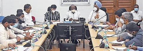 கல்லூரி, பல்கலைக்கழக வளாகங்களில் கரோனா கட்டுப்பாட்டு வழிமுறைகளைப் பின்பற்றுவது தொடர்பாக சென்னையில் நேற்று நடைபெற்ற ஆலோசனைக் கூட்டத்தில் பங்கேற்ற சுகாதாரத் துறை அமைச்சர் மா.சுப்பிரமணியன், செயலர் ஜெ.ராதாகிருஷ்ணன், மாநகராட்சி ஆணையர் ககன்தீப் சிங் பேடி உள்ளிட்டோர். படம்: ம.பிரபு