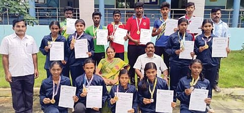 மாவட்ட அளவிலான தடகளப் போட்டிகளில் பதக்கம் வென்ற விஜயமங்கலம் பாரதி மெட்ரிக் பள்ளி மாணவ, மாணவியருக்கு பள்ளி நிர்வாகத்தினர் பாராட்டுத் தெரிவித்தனர்.