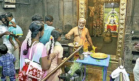 வேலூர் கோட்டை ஜலகண்டேஸ்வரர் கோயில் பிரகாரத்தில் சூழ்ந்திருந்த தண்ணீர் மோட்டார் மூலம் உறிஞ்சி எடுக்கப்பட்டதை தொடர்ந்து, 11 நாட்களுக்கு பிறகு கோயிலின் உள்ளே சுவாமி தரிசனம் செய்ய பக்தர்கள்  நேற்று அனுமதிக்கப்பட்டனர்.படம்: வி.எம்.மணிநாதன்.