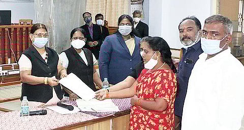 வேலூர் சத்துவாச்சாரியில் உள்ள ஒருங்கிணைந்த நீதிமன்றத்தில் தேசிய மக்கள் நீதிமன்றம் நடைபெற்றது. இதில், தீர்வு காணப்பட்ட வழக்கில் பாதிக்கப்பட்ட ஒரு குடும்பத்தினருக்கு இழப்பீட்டு தொகைக்கான ஆணையினை வழங்கிய மாவட்ட முதன்மை அமர்வு நீதிபதி வசந்த லீலா. படம்: வி.எம்.மணிநாதன்.