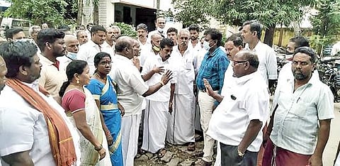 செங்கம் பேரூராட்சி அலுவலகத்தை நேற்று முற்றுகையிட்ட அதிமுக வினரிடம் பேச்சுவார்த்தை நடத்திய வட்டாட்சியர் முனுசாமி.