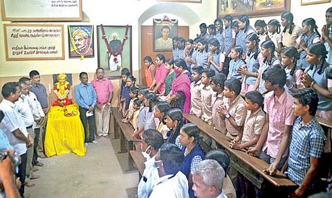 திருநெல்வேலியில் பாரதி பயின்ற மதிதா இந்துக் கல்லூரி மேல்நிலைப்பள்ளியில் பாரதி பிறந்தநாள் விழா நடைபெற்றது.  						        படம்: மு.லெட்சுமி அருண்