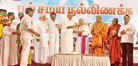 பாளையங்கோட்டை நூற்றாண்டு மண்டபத்தில் நடைபெற்ற பல்சமய நல்லிணக்க கிறிஸ்து பிறப்பு விழாவில் தமிழக சட்டப் பேரவை தலைவர் மு.அப்பாவு  பங்கேற்று கேக் வெட்டி வழங்கினார்.படம்:மு.லெட்சுமிஅருண்