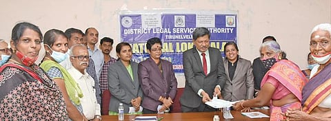 திருநெல்வேலி மாவட்ட நீதிமன்றத்தில் மாவட்ட சட்டப்பணிகள் ஆணைக்குழு தலைவரும் மாவட்ட முதன்மை நீதிபதியுமான நஷீர் அகமது தலைமையில் மக்கள் நீதிமன்றம் நடைபெற்றது. படம்:மு.லெட்சுமிஅருண்